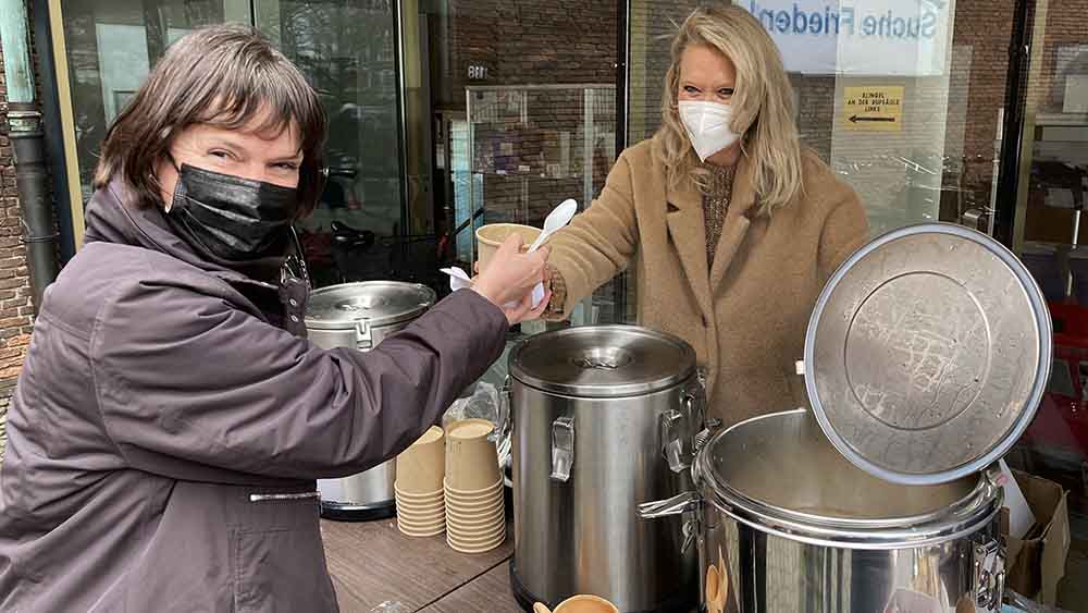 Warm und lecker: Christina Japp (l.) lässt sich von Antje Löw eine Kartoffelsuppe geben