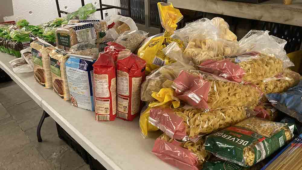 Nudeln und mehr können sich die Bedürftigen mit nach Hause nehmen