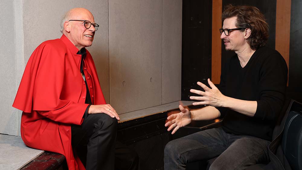 Zwischen den Proben bespricht Ulrich sich mit Regisseur Malte Kreutzfeldt