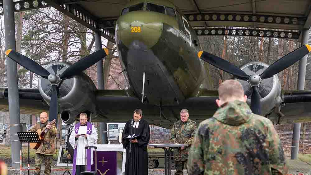 Hauptmann Martin Sagehorn, Militärpfarrer Burkhard Schmelz, Militärpfarrer Florian Hemme, Oberstleutnant Ludger Osterkamp (v.l.) beim Gedenkgottesdienst an die Berliner Luftbrücke in Faßberg