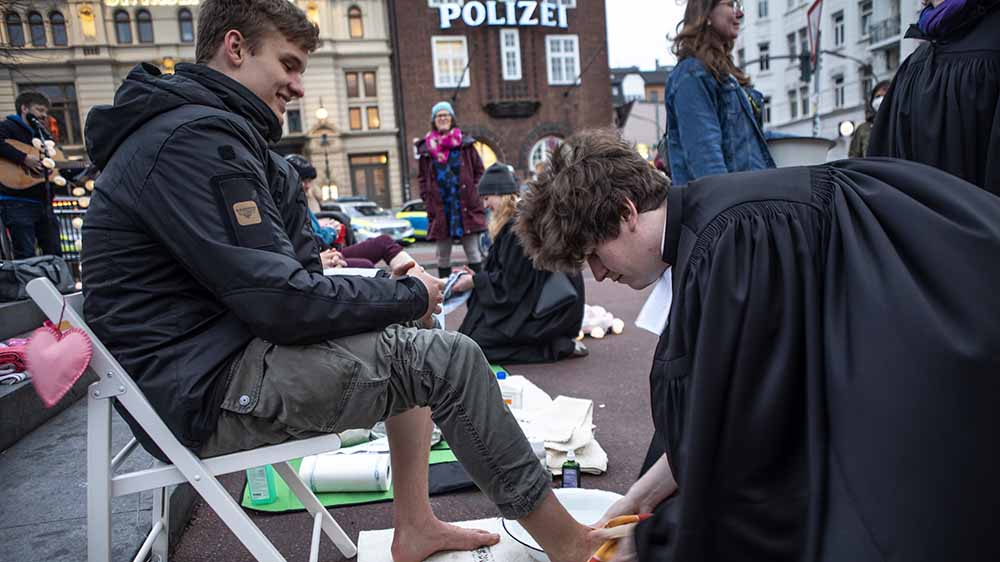 Mitten auf dem Kiez: Pastor Jakob Pape wäscht Moritz Eigenauer die Füße