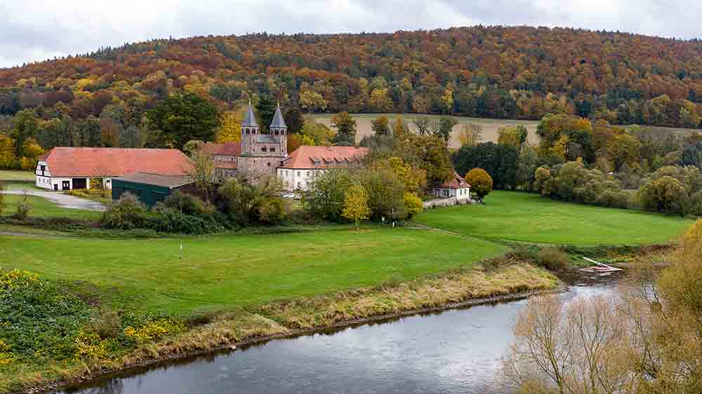 Auch im Kloster Bursfelde wird gespielt – direkt an der Oberweser Foto: Swen Pförtner / epd