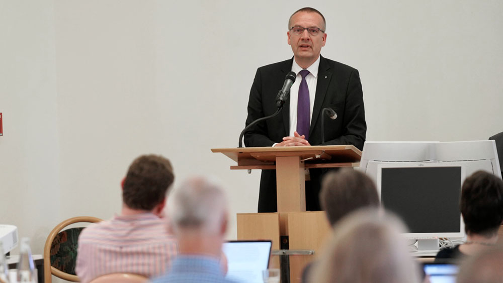 Vor den Synodalen gibt Bischof Thomas Adomeit seinen Bericht ab