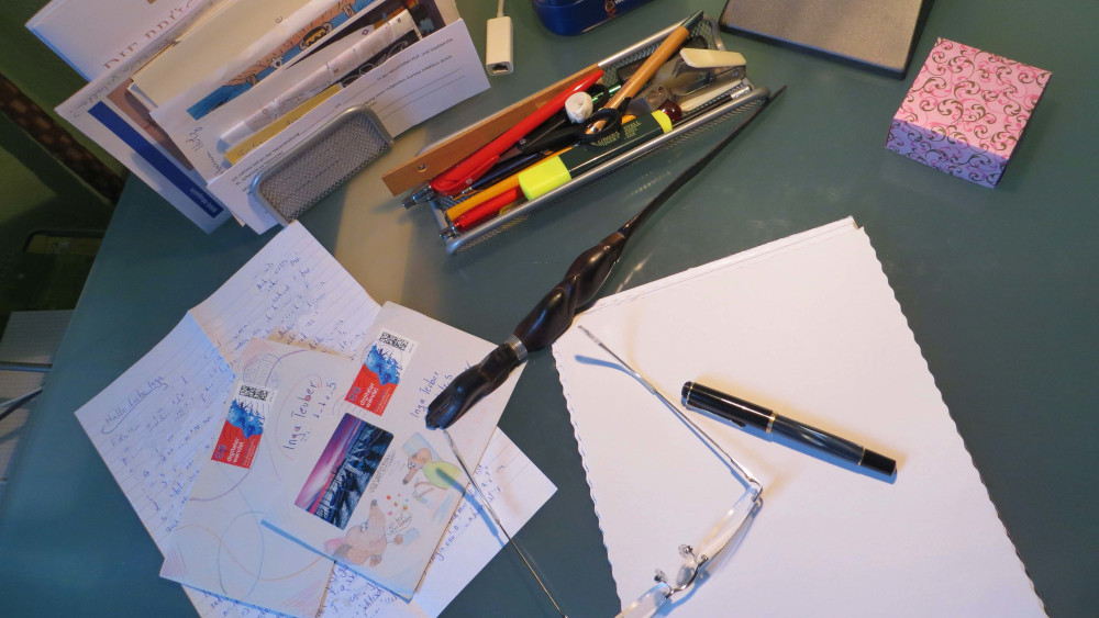 Die Post der Strafgefangenen landet direkt auf dem Schreibtisch der ehrenamtlichen Briefeschreiberin