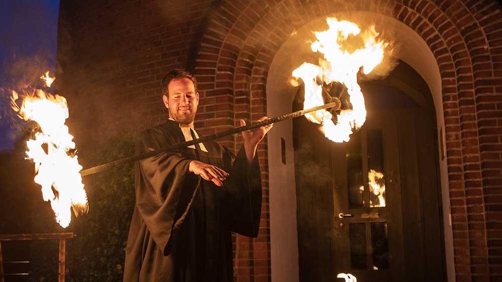 Image - Der Vikar, der mit dem Feuer spielt