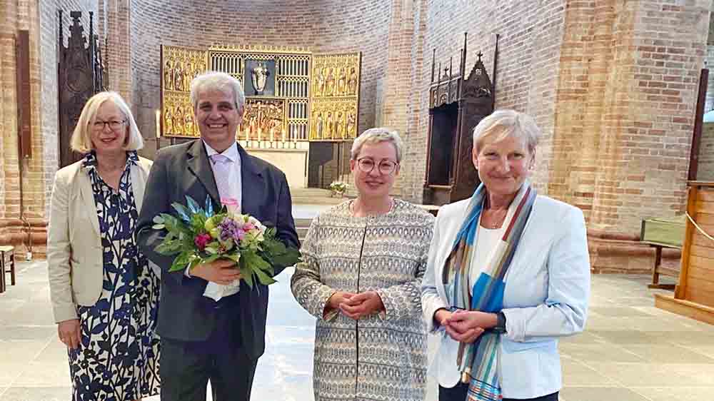 Nach der Wahl (v.l.): Synoden-Präses Katrin Thomas, der neue Propst Philip Graffam, Pröpstin Petra Kallies und Bischöfin Kirsten Fehrs im Ratzeburger Dom