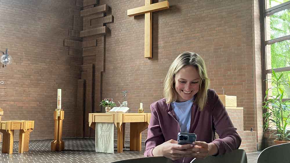 Immer online: Joesphine Teske in der Matthias-Claudius-Kirche im Hamburger Stadtteil Meiendorf-OIdenfelde