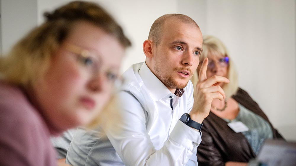 Die Jugendparlamentarier diskutieren in Hannover mit den Vertretern des Kirchenparlaments der "Erwachsenen"
