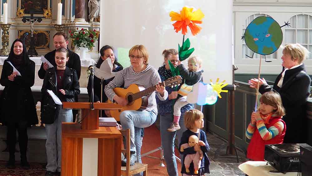 Mit einem Gottesdienst haben Kinder, Eltern und Erzieherinnen die Auszeichnung gefeiert