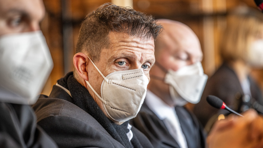 Am Bremer Landgericht hat das Berufungsverfahren im Fall des umstrittenen Pastors Olaf Latzel (M. mit seinen Anwälten) begonnen.