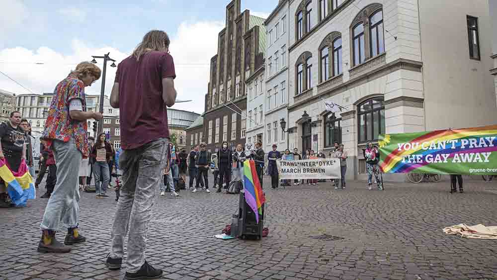 Vor dem Landgericht protestier die queere Community