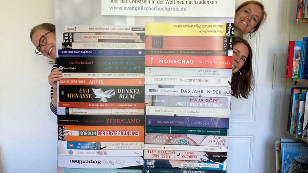 Fast hinter einem Bücherplakat verschwunden: Maike Linne (li.), Marie Varela (re. oben) und Wiebke Mandalka (re. unten)