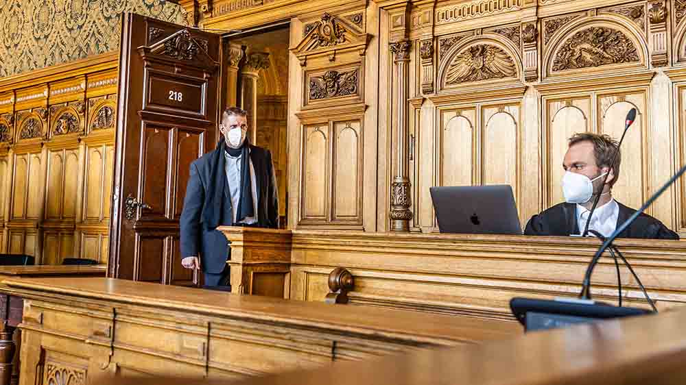 Pastor Latzel auf dem Weg zum Landgericht