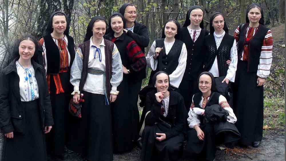 Der Krieg hat sie über ganz Europa verstreut: Die ukrainischen Schwestern des Heiligsten Erlösers. Schwester Natália (hinten rechts) wohnt in Hamburg-Billstedt