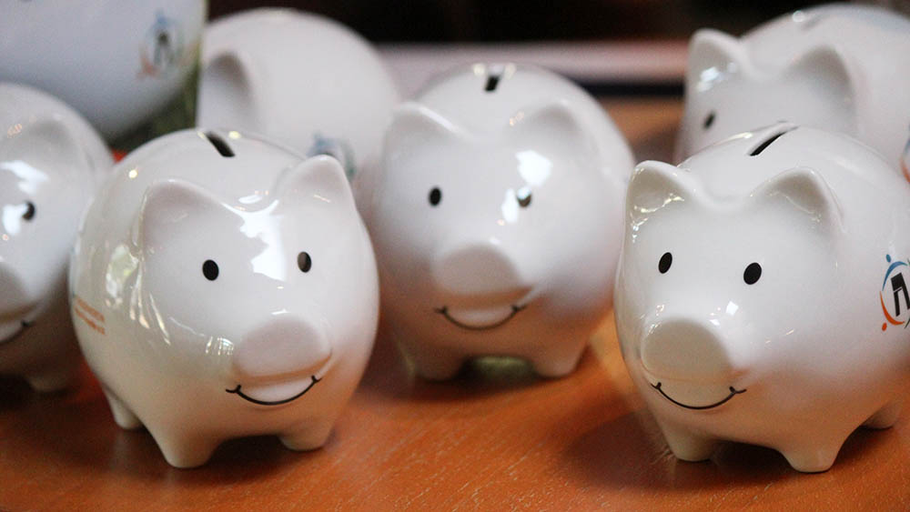 Diese Sparschweine verteilt der Förderverein der Gemeinde, um Spenden zu sammeln