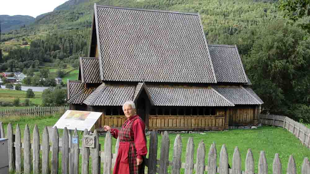 Gudrun Niemeyer in norwegischer Tracht vor ihrer Stabkirche in Øye