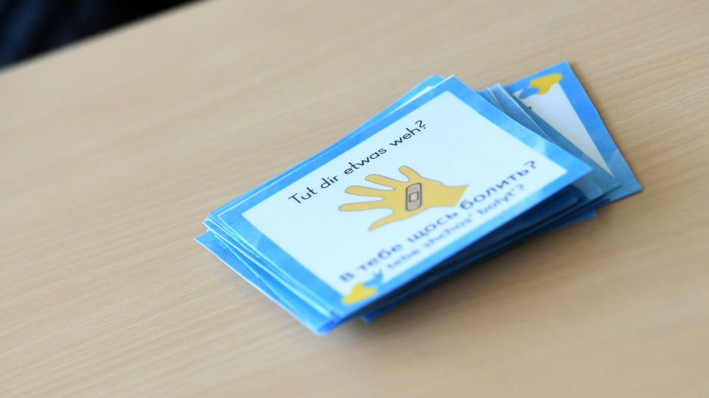 Uebersetzungskarten fuer Schuelerinnen aus der Ukraine in der Klasse 6M am Andreanum Gymnasium Hildesheim (Foto vom 03.05.2022). Sie gehoerenzu den knapp 10.000 Kindern in Niedersachsen, die vor dem Krieg in der Ukraine gefluechtet sind und nun an eine deutsche Schule gehen. (Siehe epd-Bericht vom 10. Mai 2022)