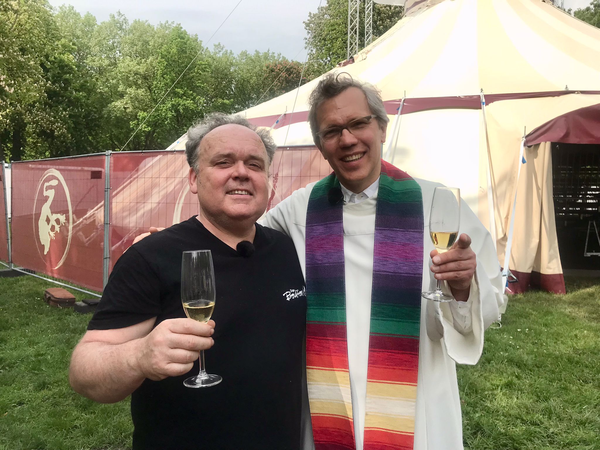 Sekt nach dem Segen: Pastor Frank Engelbrecht (re.) und Zirkusdirektor Frederic Zipperlin
