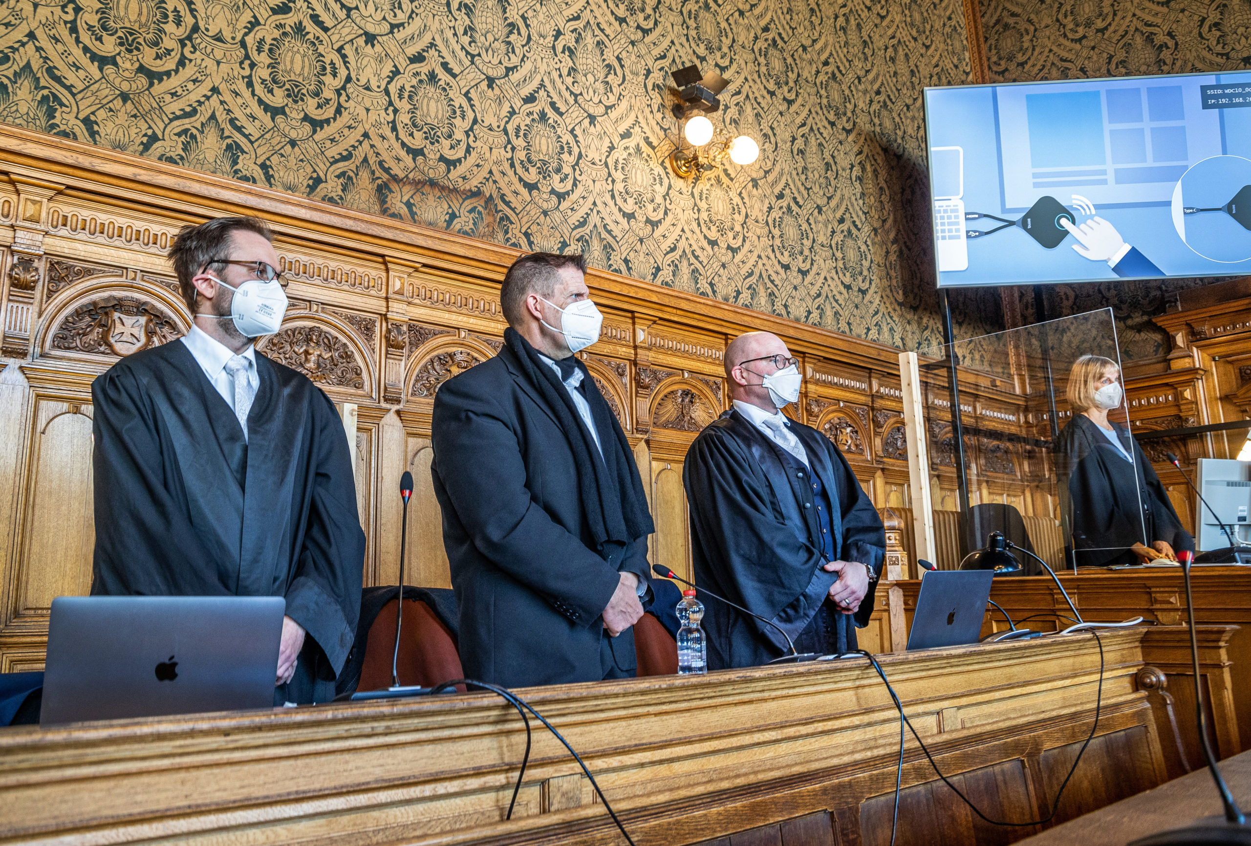 Am Bremer Landgericht hat am Montag (09.05.2022) das Berufungsverfahren im Fall des umstrittenen Pastors Olaf Latzel (M. mit seinen Anwaelten) begonnen. Der 54-jaehrige Theologe aus der Hansestadt war im November 2020 in erster Instanz wegen Volksverhetzung verurteilt worden. Das Bremer Amtsgericht sah es als erwiesen an, dass Latzel in einem online gestellten Eheseminar zum Hass gegen Homosexuelle aufgestachelt hatte. Nach der Berufung durch die Verteidigung rollt das Landgericht das Verfahren nun neu auf. Der Pastor der Bremischen Evangelischen Kirche war im November 2020 in erster Instanz zu einer Freiheitsstrafe von drei Monaten verurteilt worden, umgewandelt zu einer Geldstrafe von 90 Tagessaetzen a 90 Euro. Am Landgericht wird dieses Urteil jetzt ueberprueft. Dafuer sind vier Verhandlungstage vorgesehen, am 20. Mai soll das Urteil gesprochen werden.
(Siehe epd-Meldung vom 09.05.2022)