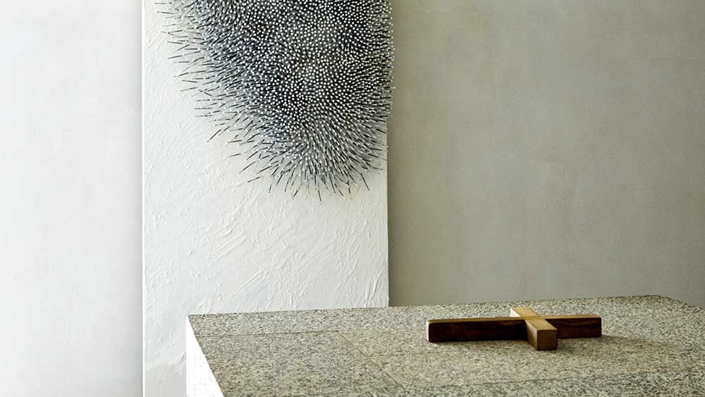 Im Andachtsraum des Bundestags findet Denise Loop Ruhe