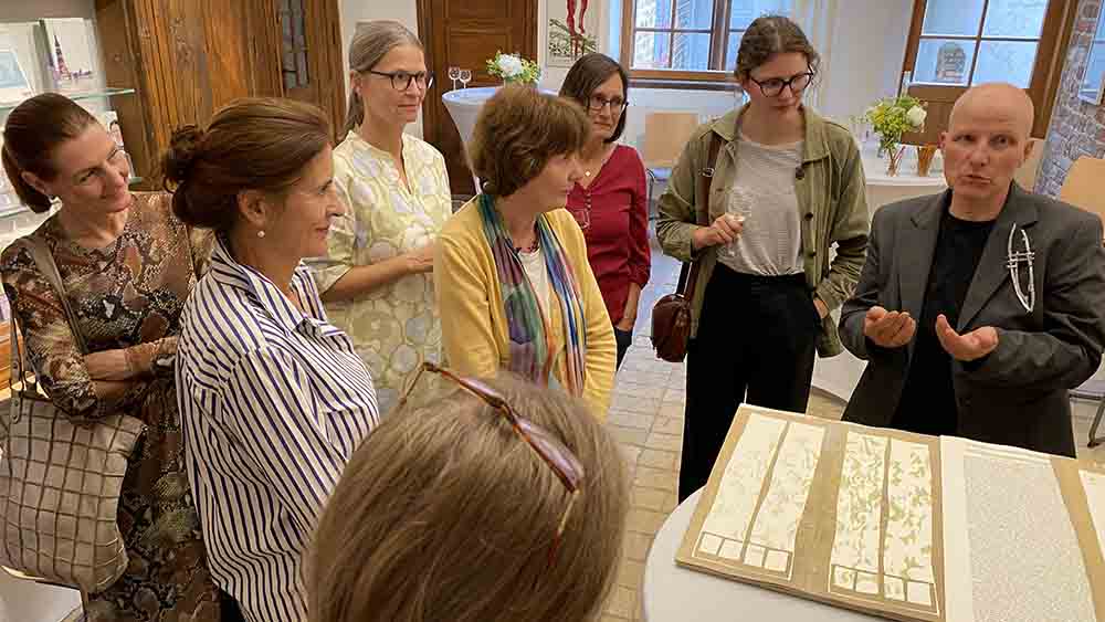 Barbara Wetzel (re.) erläutert den Gästen der Vernissage ihre Arbeiten