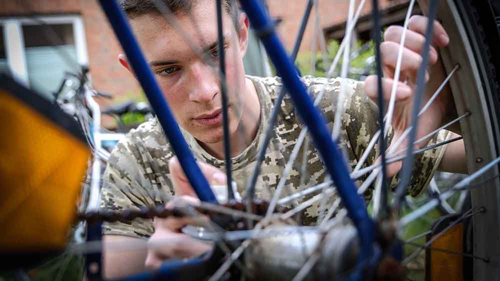 Konzentriert sind die Freiwilligen bei der Fahrradwerkstatt im Einsatz