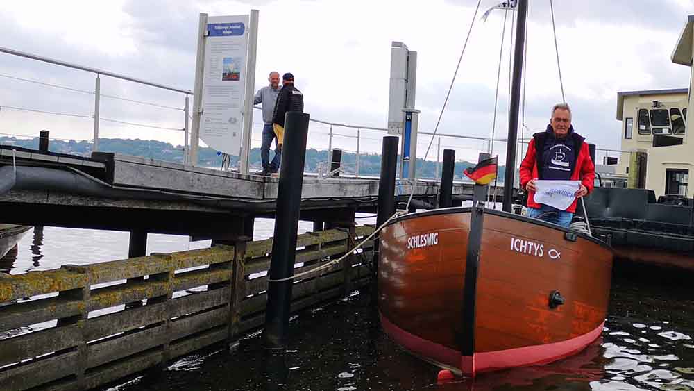Pastor Michael Bruhn fährt als Skipper auf der „Nordsterntour“ im Jesusboot von Schleswig nach Barth Foto: Thorge Rühmann