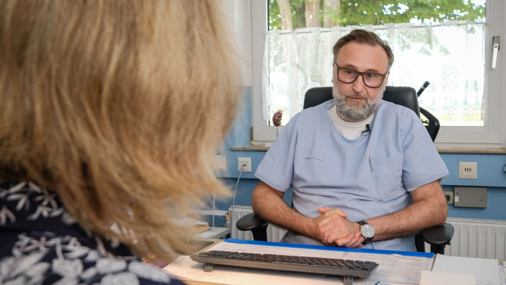 Landarzt Maciej Tomtala, Facharzt für Innere Medizin und Gastroenterologie, in seiner Arztpraxis in Schwei.