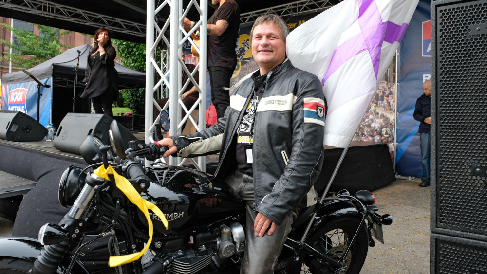 Mogo-Pastor Lars Lemke fährt mit eigener Maschine zum Motorrad-Gottesdienst am Michel.