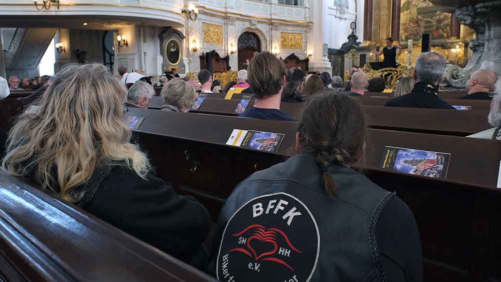 Mit Biker-Kluft auf der Michel-Bank