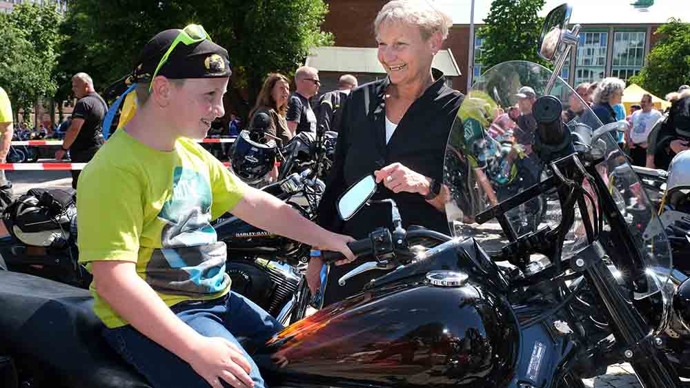 Dieser kleine Mogo-Fan nimmt schon mal zur Probe Platz – sehr zur Freude von Bischöfin Kirsten Fehrs.