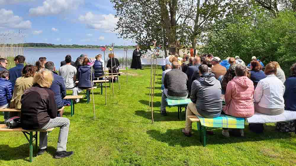 Die Wiese an der Stadtkirche ist bereits ein bewährter Gottesdienstort. Hier soll die Sommerreise enden