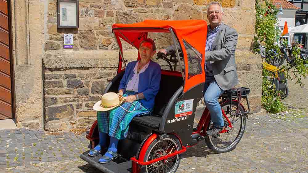 Superintendent Joachim Cierpka chauffiert Dita Graffe zu den Kirchen der Region