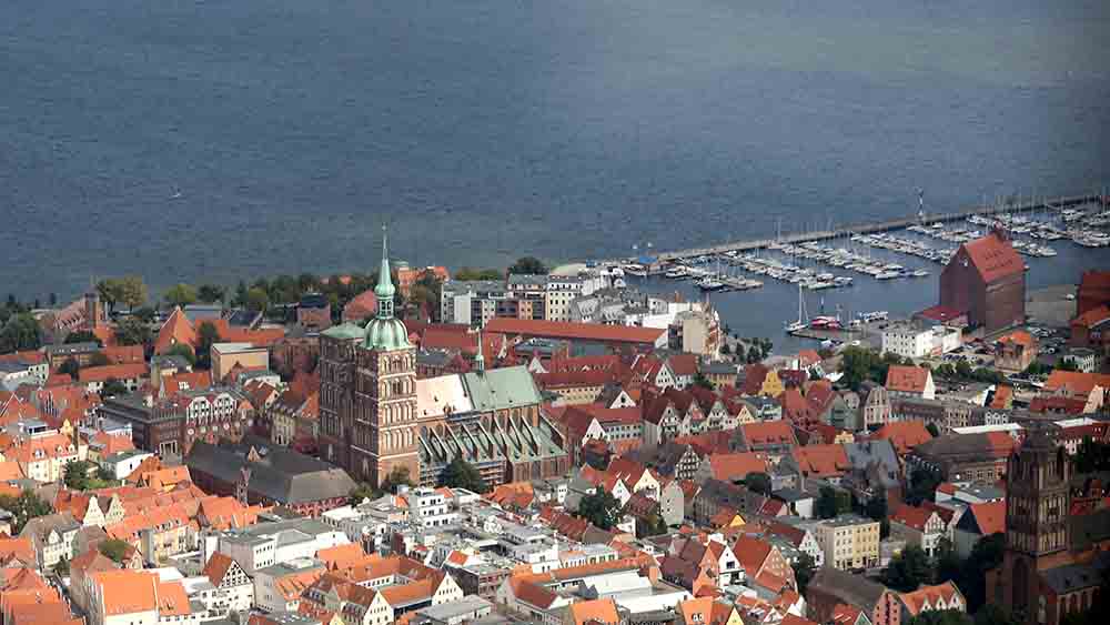 Stralsund mit der Nikolaikirche sieht auch aus der Luft schön aus