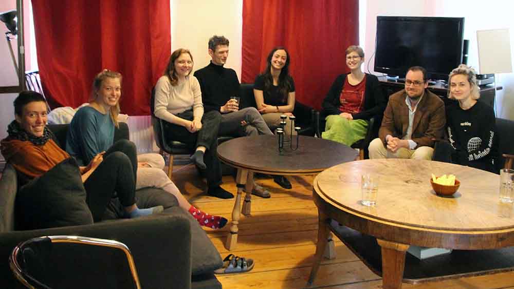Für Spiele- oder Filmabende versammeln sich Maren Moos (ganz links), Thomas Hellwig (Mitte) und die anderen gern in der alten Bibliothek des Hauses