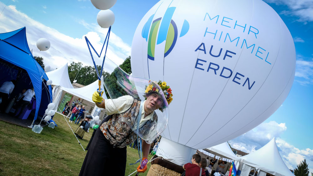 Unter dem Motto „Mehr Himmel auf Erden“ präsentieren sich Kirchen und Religionsgemeinschaften.