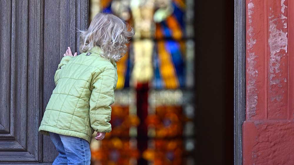 Die kleine Tilda schaut durch die Kirchentür – und Heike Lyding macht das Foto des Jahres