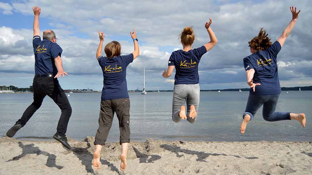 Luftsprung am Strand: In Eckernförde bietet ein aktives Team Spiel, Spaß und Spiritualität für Feriengäste an