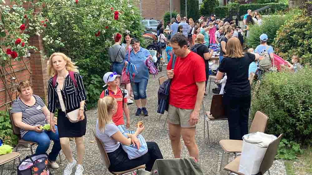Auch ein Flohmarkt gehört dazu bei den Treffen der Gemeinde in Hamburg-Volksdorf