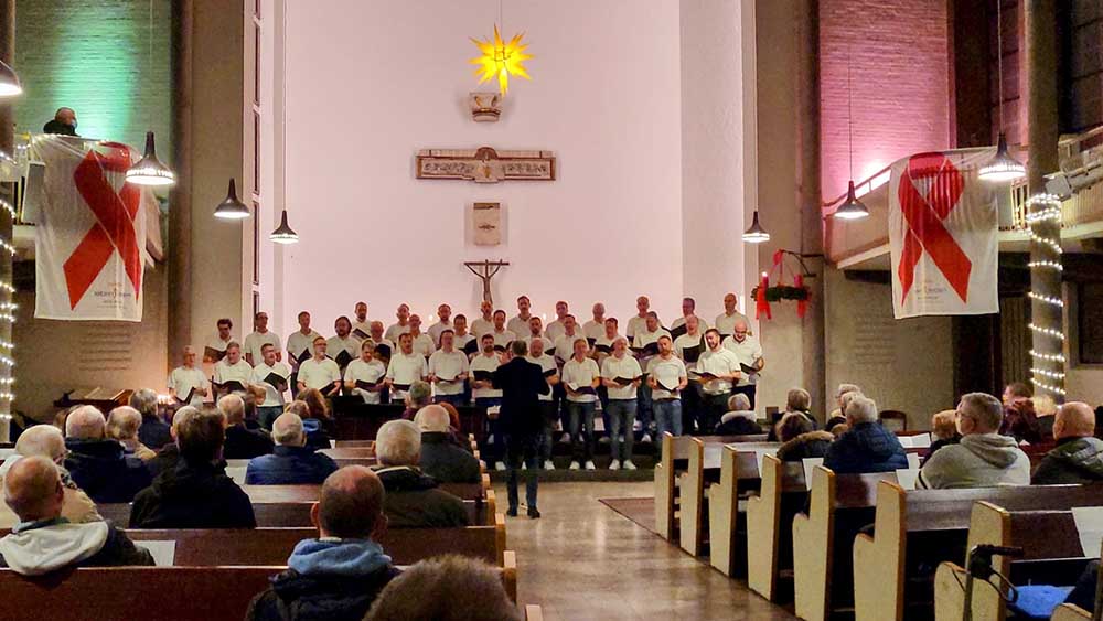 Einmal im Monat wird in der St. Georgskirche nahe dem Hamburger Hauptbahnhof der Aidsgottesdienst gefeiert