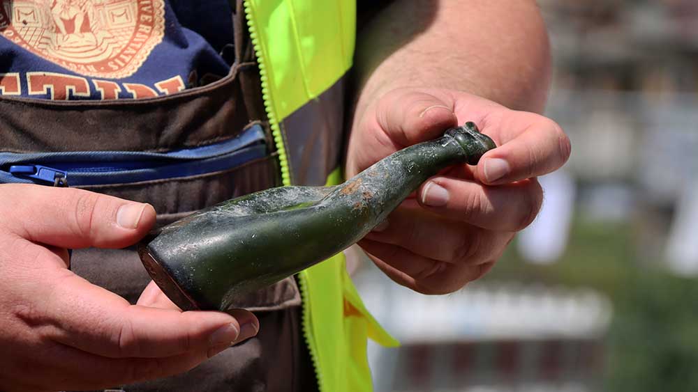 Spuren des Krieges: Der Feuersturm hat diese Glasflasche verformt