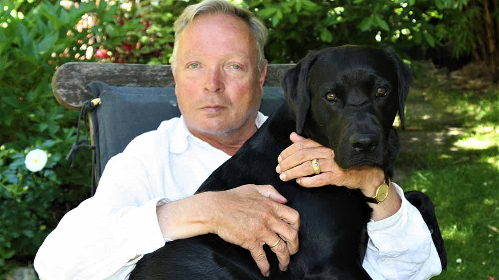 Der Pastor und sein Hund: Thomas Baltrock mit Labrador Fausto