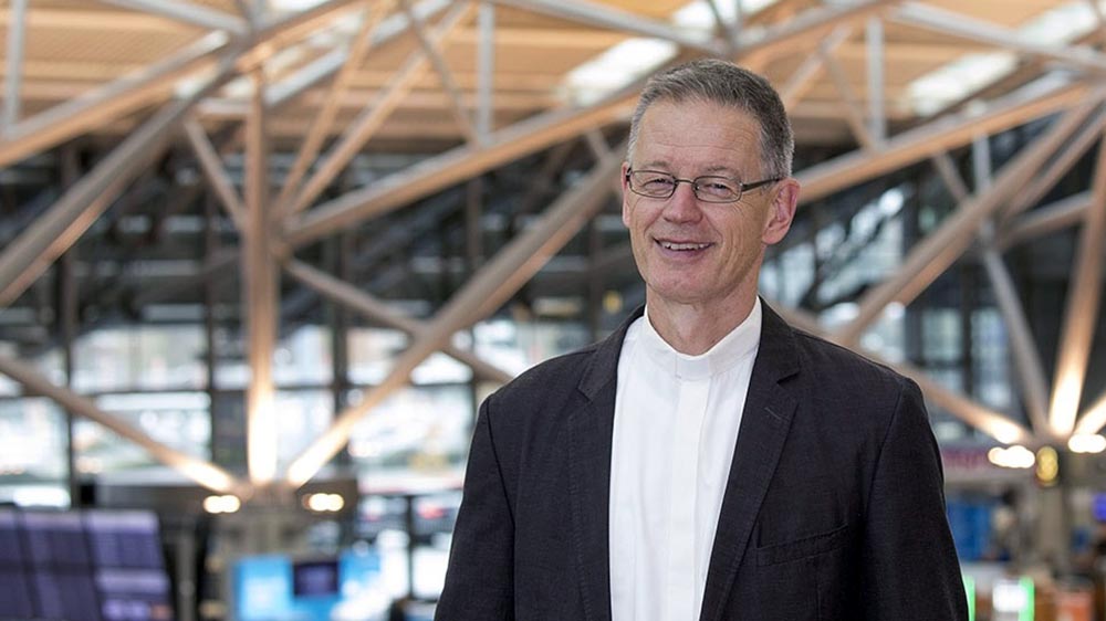 Flughafenpastor Björn Kranefuß hilft Mitarbeitenden und Reisenden