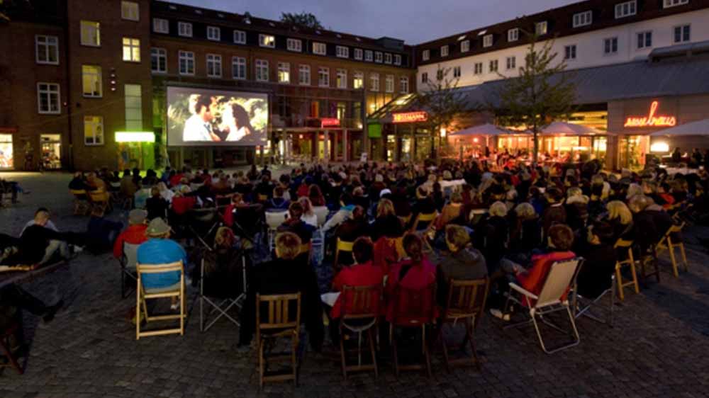 Auf dem Alsterdorfer Markt wird jede Woche ein Film gezeigt