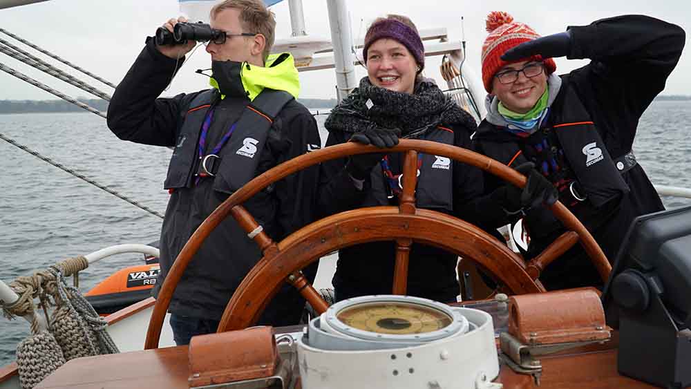 Die Jugendlichen stechen in See