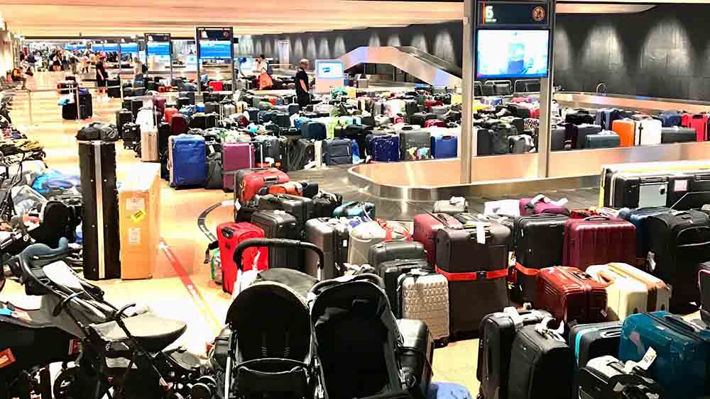 Am Hamburger Flughafen stapeln sich die Koffer