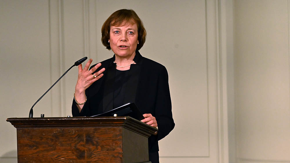 EKD-Ratsvorsitzende Annette Kurschus spricht auf der Kanzel