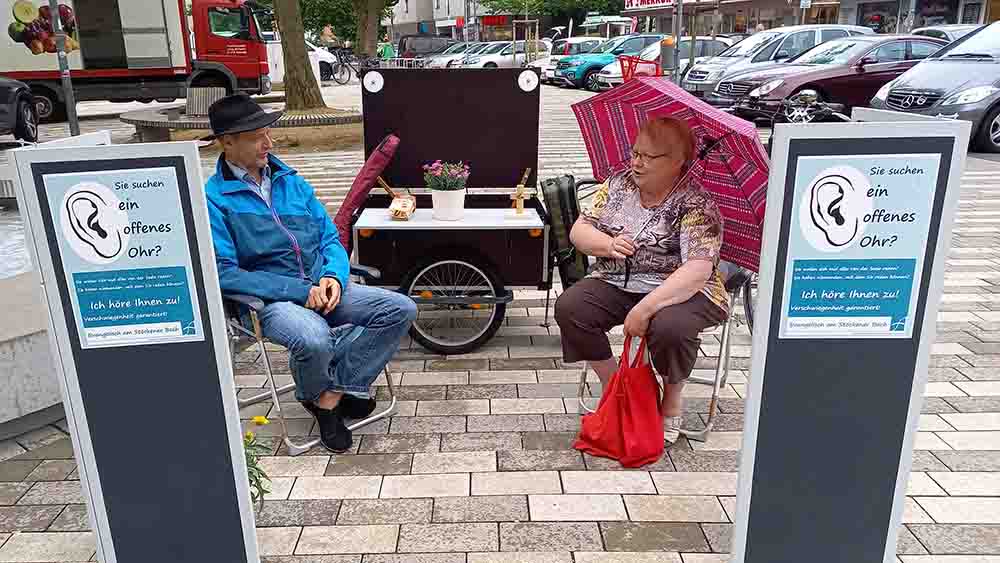 Pastor Gerd Peter im Gespräch mit Kirchenvorsteherin Brigitta Westendorf auf dem Stöckener Markt