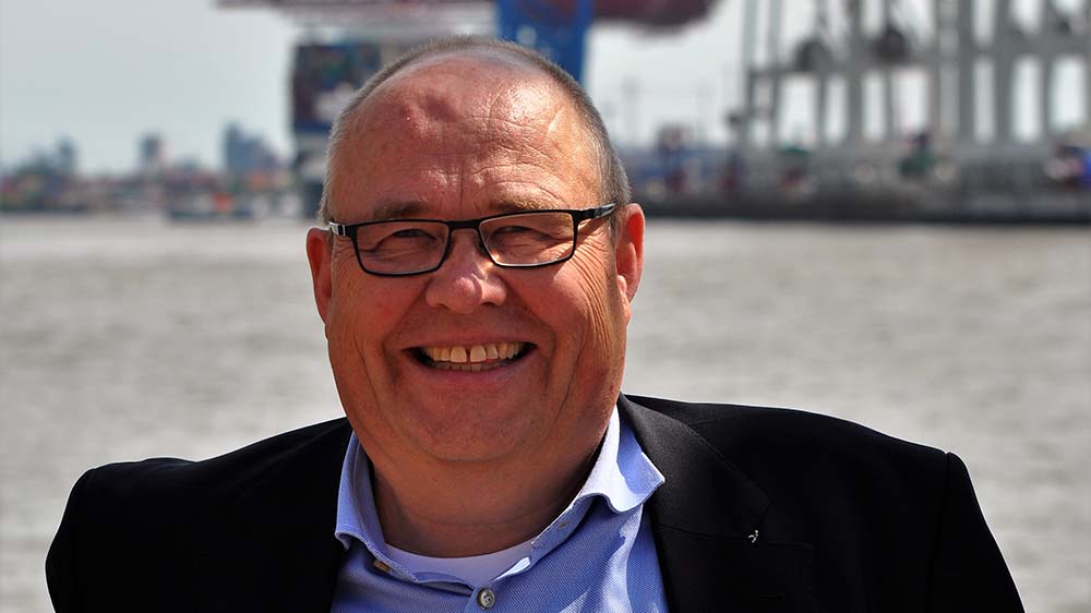 Götz-Volkmar Neitzel vor seinem künftigen Arbeitsplatz, dem Hamburger Hafen