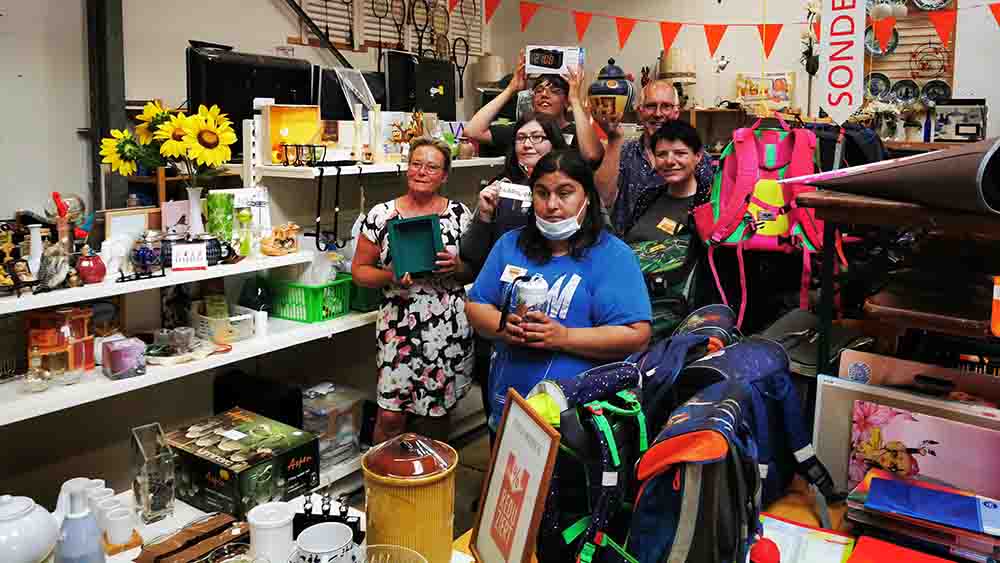 Hier sind sie in ihrem Element: das Team des Kaufhauses zwischen den Regalen mit allerlei Produkten